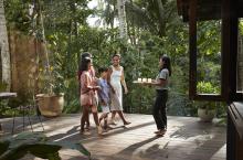 Family greeted with welcome drinks after deciding that all-inclusives are worth it